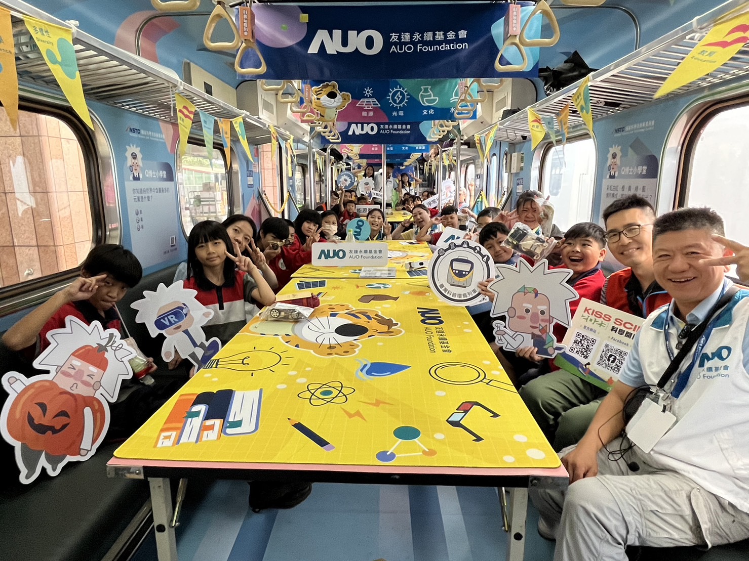 永續基金會參與「臺灣科普環島列車」，設計基礎科學車廂課程，以「淨零碳排和永續能源」為主題，讓學生透過創意實驗認識淨零知識，以及思考生活中的減碳行為