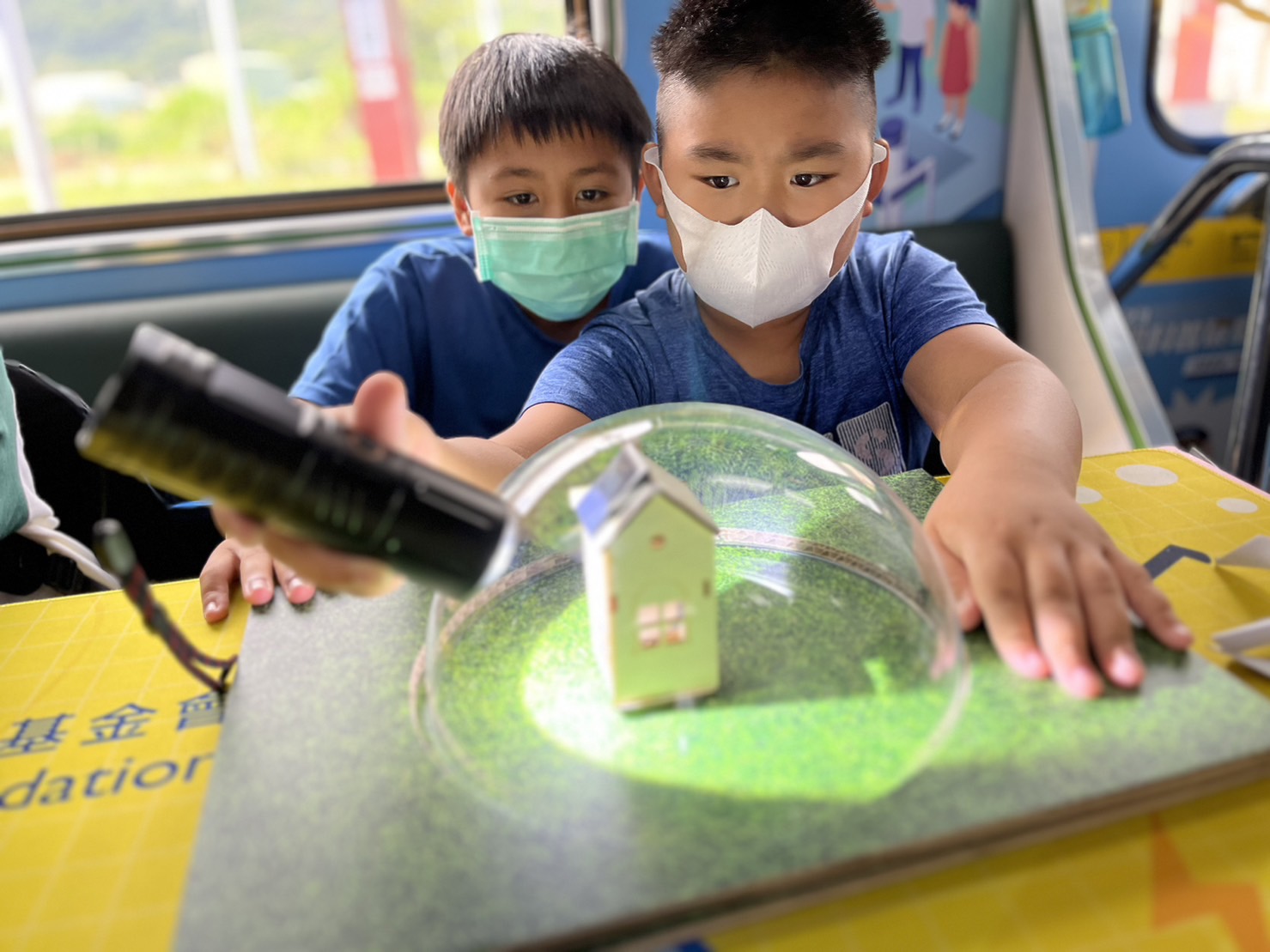 參與基礎科學主題車廂，以STEAM教學精神，設計「逐日科學家」、「太陽能工程師」以及「淨零建築師」三大能源科普課程和實驗