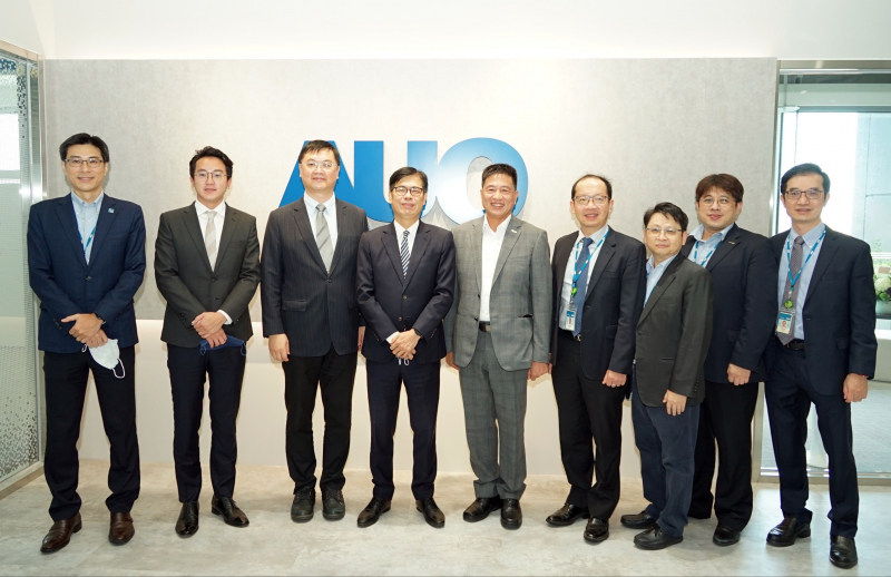 光電前進亞灣成立「AUO解決方案研發中心」，作為多元場域解決方案研發及試驗場域（圖中左為高雄市長陳其邁、圖中右為光電董事長彭双浪）